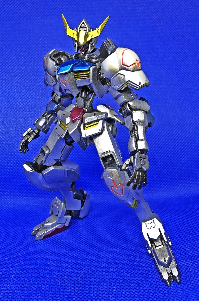 シルバーの上からクリアーカラーで色を重ね、キトンブルーパールで仕上げた