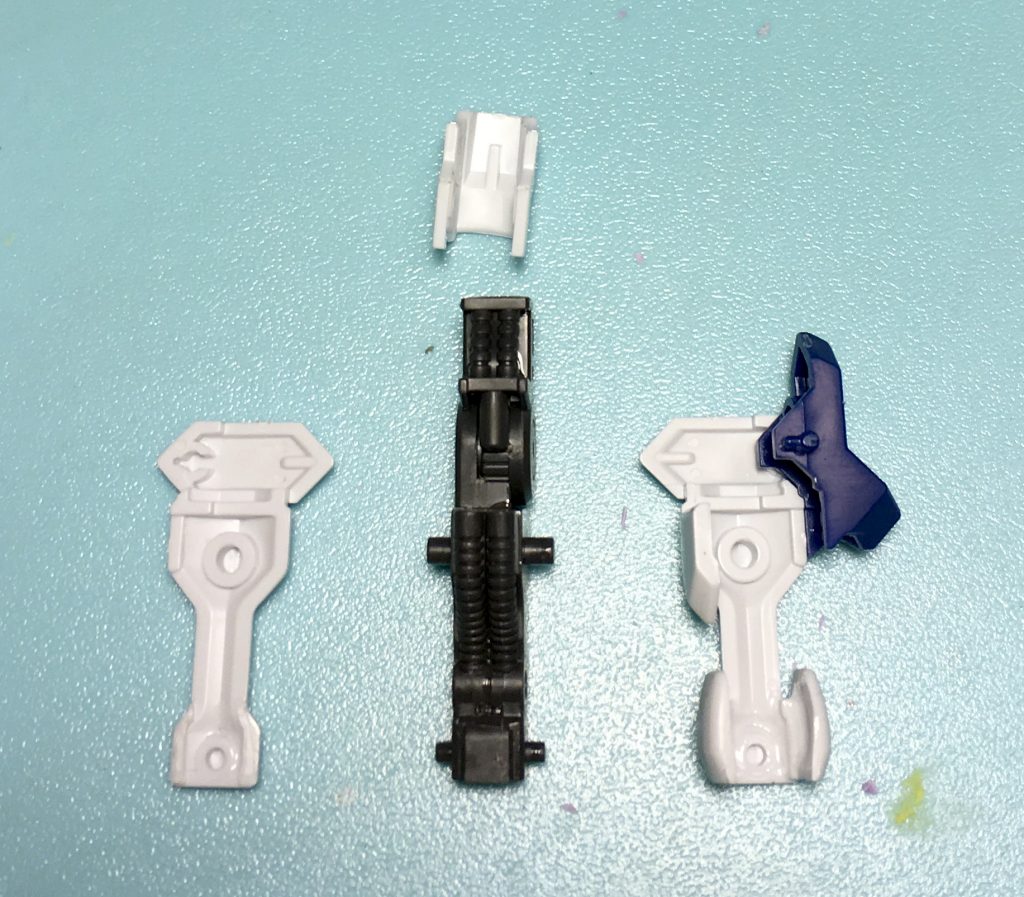 腕の装甲は1度接着して合わせ目を消してからパネルラインで切断