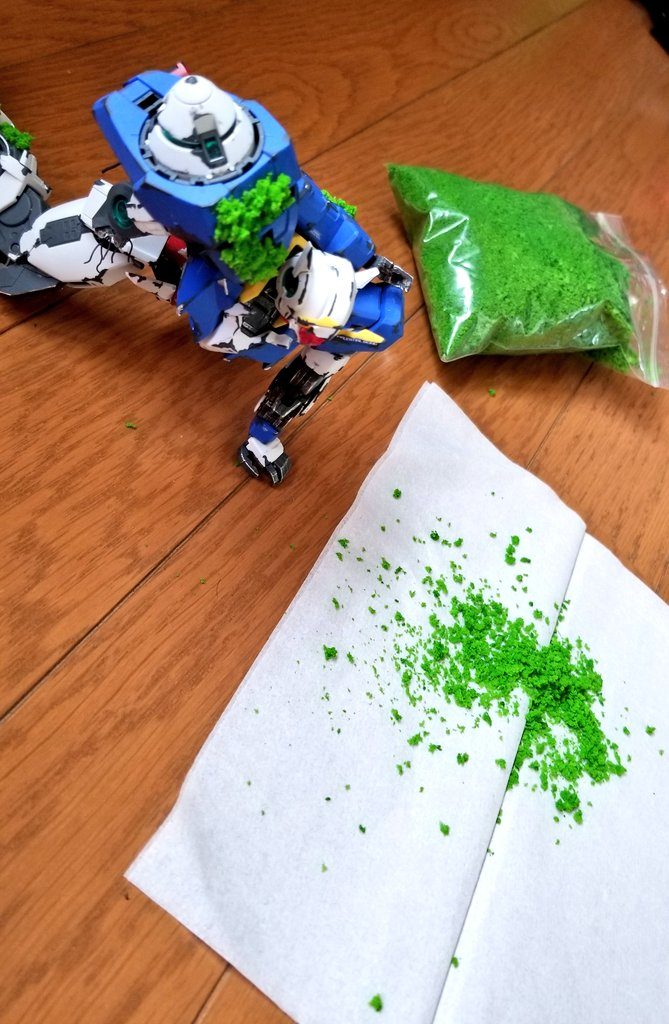 爪楊枝にボンドをつけて薄く伸ばしたところにジオラマ用の苔っぽいのをくっつけます。