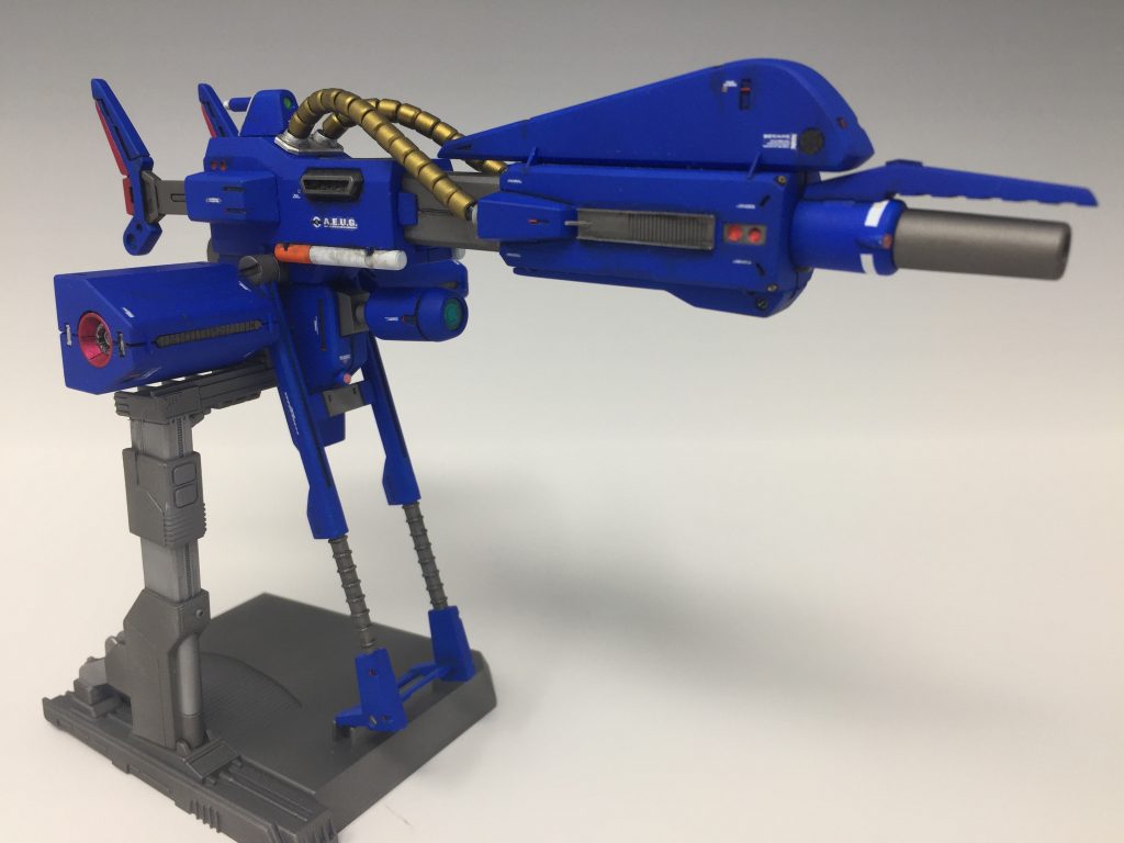 各所にレッドポイントや真鍮パイプを埋め込んでディテールアップしてあります。本体前部は合わせ目を見えない部分にシフトさせてあります。ちなみに台座も塗り分けてあります。