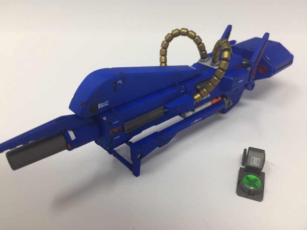 ここっ!! ここ見てっ!! 今回のセクシーポイントですっ!! 手前にあるのが今回スクラッチしたスコープ部分です。MG版では再現されていますが、HGUC版では本体後部の奥の方に判別できないレベルで丸いディテールがあるだけです。なのでプラ版と市販のバーニアパーツとWAVEのHアイズを組み合わせて手軽にスコープ部分をスクラッチしてみました。巡航形態時は外しておいて・・・。