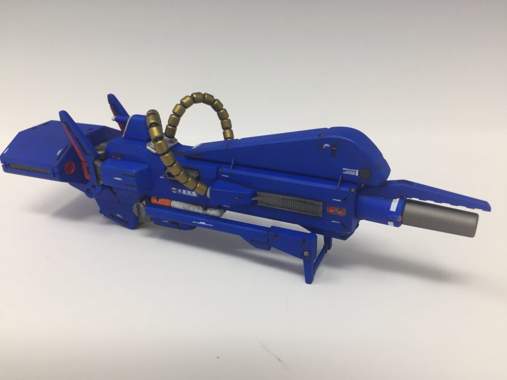 砲身先端上部にあるガードの下側にはMG版では段々のディテールがあったので移植しました。砲身部分の白い帯はデカールを持ってなかったのでマスキングで塗装しました。足置き?!の部分にある丸いディテールにはエッチングパーツを貼りました。砲身前部ユニットのサイドにはMG版にあったディテールを移植しました。上部ユニットを支えているようのなディテールも同じくです。他にも色々とMG版にあったディテールがちょこちょこと移植されているので探してみてください。