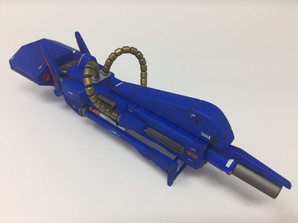 巡航形態に変形?!したメガバズーカランチャーです。変形は凄く簡単で砲身を縮めてエンジンユニットと本体後部ユニット下部にあるユニットを後ろ側にたたむだけです。キット付属の動力パイプは何度も砲身を伸縮していると破損する可能性があるので、スプリングとパイプに置き換える事をお勧めします。