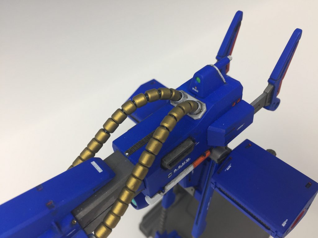 動力パイプはコトブキヤのモビルパイプとスプリングに置き換えました。パイプの根本部分はプラ版でそれっぽいディテールを追加しました。これがこの部分の合わせ目を隠すのに一役買ってます。本体後部の合わせ目はタガネで段落ちさせて、スリット入りプラ版を入れる事で、砲身伸縮時にいかにも可動しそうな雰囲気のディテールにしてあります。