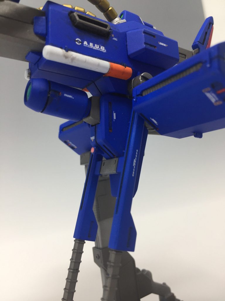 足置きの部分も細々と塗り分けました。本体下部のユニットにはMG版ではセンサーらしきものがあったので、プラ棒とHアイズを使って再現しました。本体後部ユニットの下部に発生する合わせ目は上部と同じくスリット入りプラ版で誤魔化す事もできましたが、目立たないので軽く段落ち処理する程度で済ませました。
