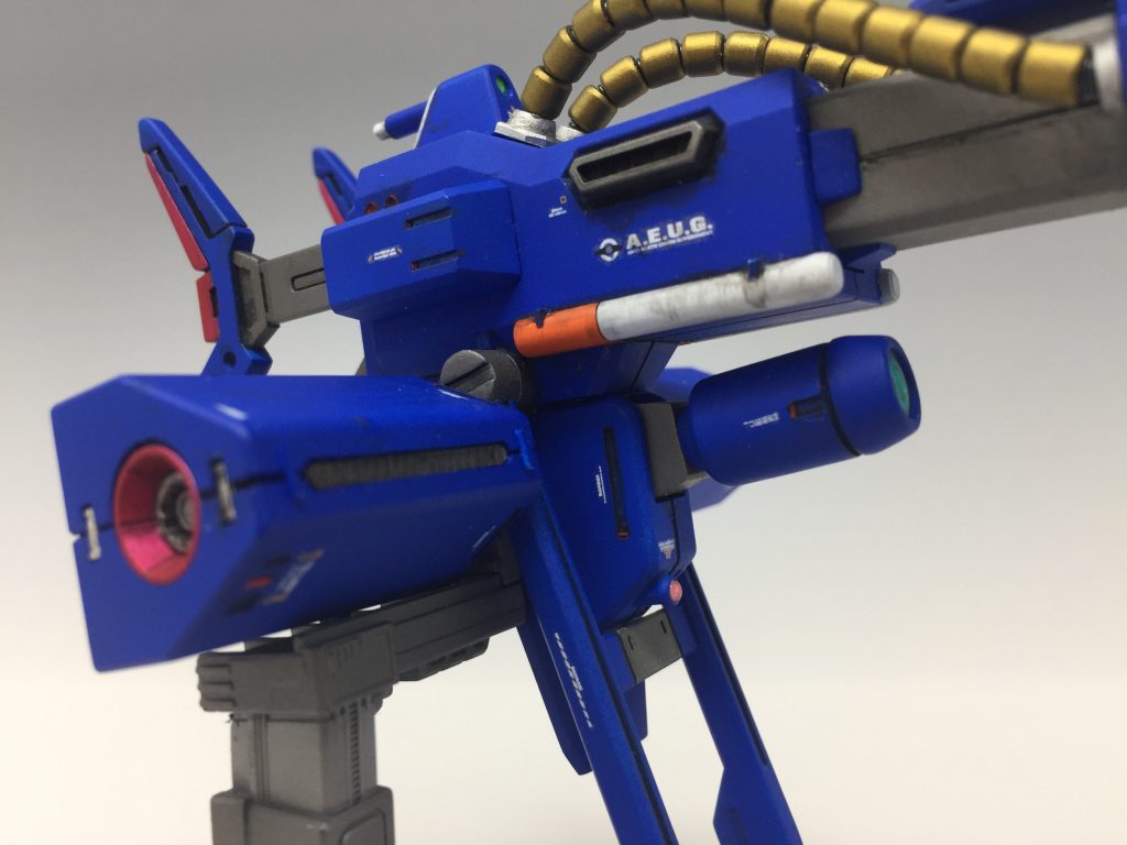 ハンドル兼エンジンユニット部分の全面にあるスリットは一度開口して、スリット入りプラ版を埋め込む事で合わせ目が無くなります。他にも合わせ目を若干太めに段落ち加工してからフロントとサイドにロック機構っぽいディテールを入れる事で、合わせ目が自然に見えるようにしました。ちなみにサイドのロックディテールにはエッチングパーツを使用しました。