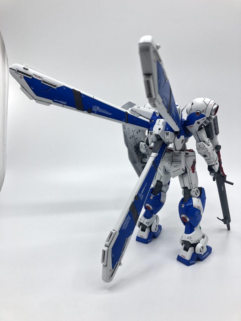 背部3基の増設ブースターは青く塗ったほうが栄えると思う。元は真っ白、色なし。