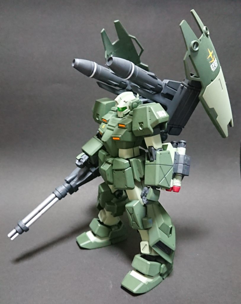 左腕にはビルダーズパーツのミサイルランチャー。