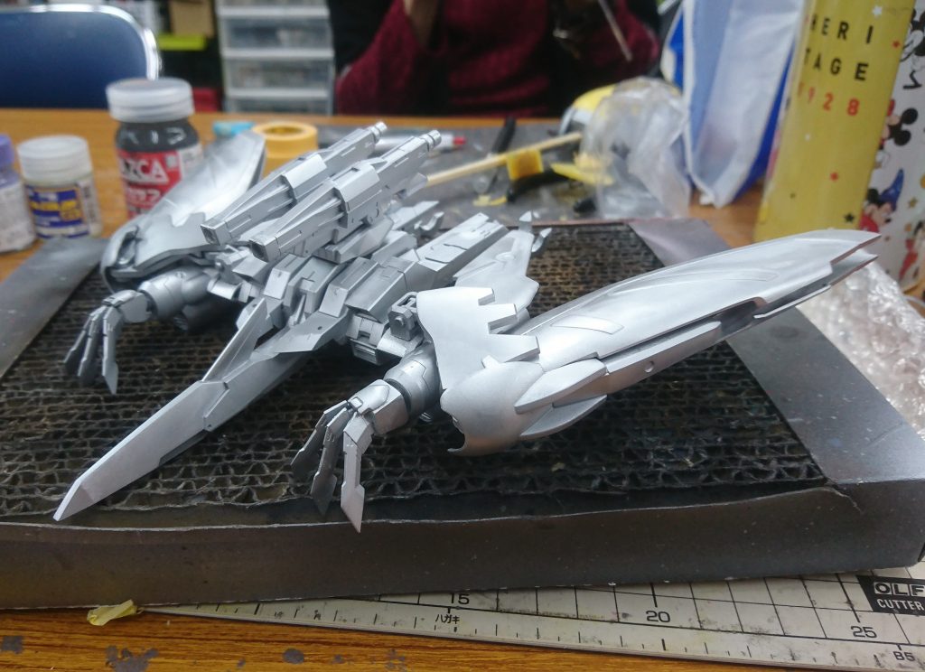 銀に塗ったらゾイドっぽくなるんだろうなぁって思いながら塗りました。予想以上にアレなので焦りました。