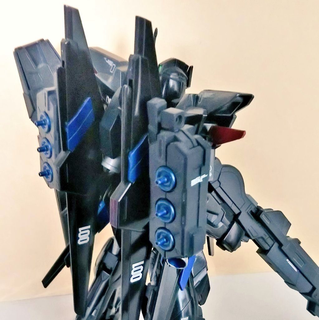 フィンファンネルではなく、筒型のファンネルを装備しています。