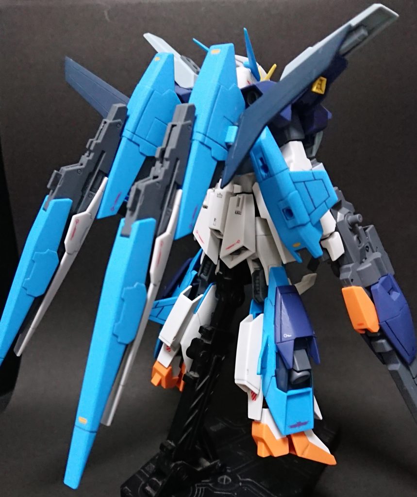 背面。
バックパックの接続方向を反転させビームライフルを接続。