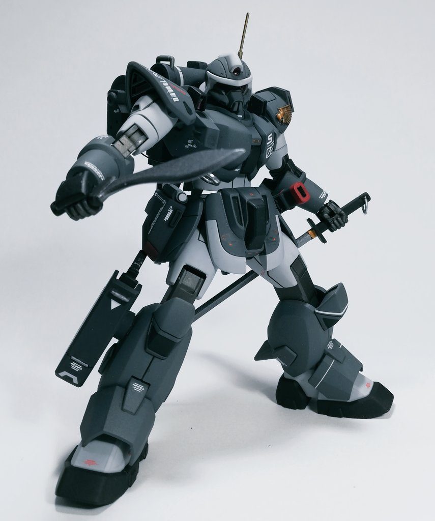 近接装備としてグルカナイフと忍者刀型斬機刀を装備。
斬機刀はジンハイマニューバ二型の物を偶然知り合った謎のおっさんに打ち直して貰った物。
任務の性質上派手な音は立てられない事が多いため、殆どの場面でこの装備を使用している。