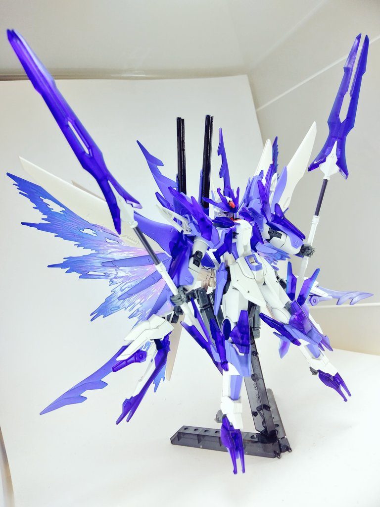 剣を腕から手に持つようにすると迫力が増します。
やはり斜めからのアングルはいいですね!