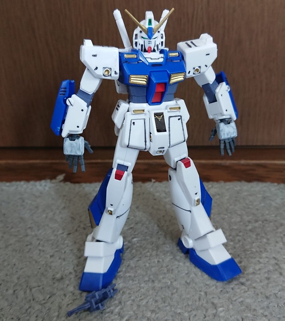 全身のオレンジのパーツはガンダムマーカーで金に塗りました

ちょっとだけ高級感