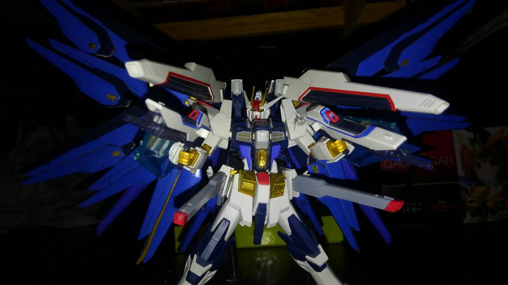 本体ベースはアメイジングですが、バックパックとボディーをオリジナルで改造し３つのフリーダムの武装を全て使用できます。そのため画像のように、フルバーストすると、フリーダムとストフリでかなわなかったドラグーンとバラエーナの同時展開が可能です。フルバーストで展開する武装は、アグニ、クスフィアス、バラエーナ、アメイジングのバックパックのライフル、ドラグーン、ブレイブシールドです。