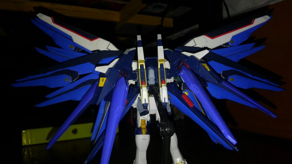 バックパックもオリジナル改造をしました。アメイジングのバックパックにジョイントを付け、フリーダムの翼を移植しました、さらにその翼の先にストフリのドラグーンを取り付け、フリーダムとストフリの融合という自身がしたかったことを実現しましたがアメイジングが出たときにこれは使えると、アメイジングベースで作り直したらドラグーンが偉い数になってしまいました（笑）。合計16基。プロヴィデンスやレジェンドに追いついてしまいました。一応ブレイブシールド自体がユニコーンのシールドビットのようにシールド自体が飛べたり、シールドのドラグーン部分が展開すると特装砲が撃てたりする設定を付けてますが、ほぼ後付のようなものなので割合。