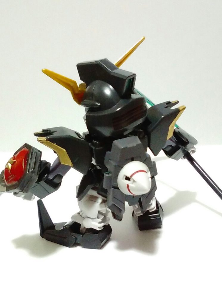 背中はアクティブクロークを取り外したので代わりにジャンクのGNドライブを付けました❗このGNドライブは劇場版のジンクスの疑似太陽炉と同じ性能という設定です。これによりトランザムによる自爆ができます