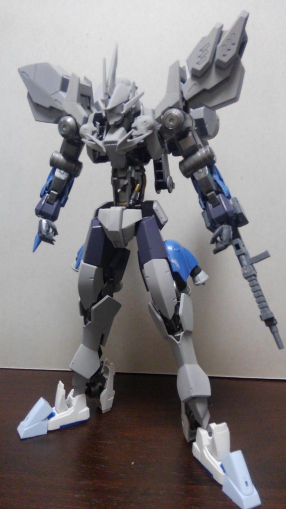 サフを行ったところですが、実は途中で「何か違う」と思い、ここからかなりいじりました。右腕にはパイルバンカー、左腕にはシールドはなくマシンガンの銃身がめっちゃ長いです