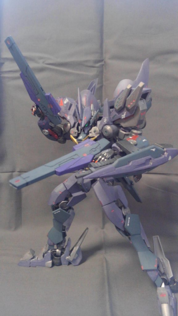 リアアーマーに取り付けている二丁のレーザーライフル、向かって左腕に装備しているシールドにはマシンガンを装備しています