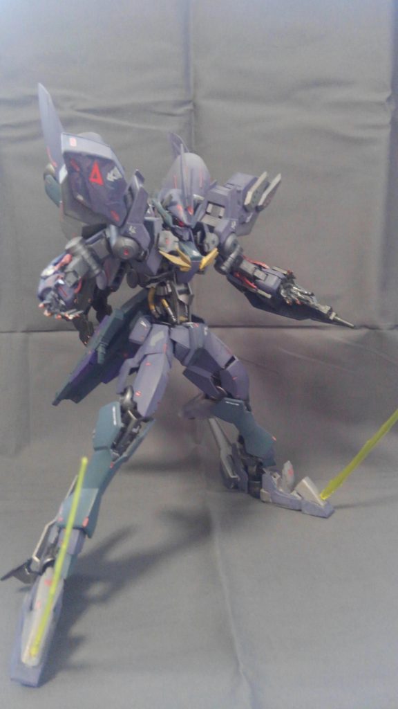 脚部、足の甲部分からはビームサーベルを。長い脚部を戦闘で活かせるよう取り付けました。