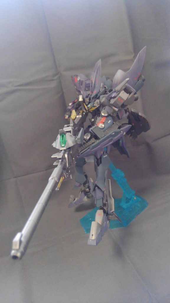 本機最大武装「バスターランチャー」
遠距離からの攻撃を可能にするためレヴェナント専用武装になります。
騎士を名乗りながら勝利するためには遠距離だらうが近距離だろうが関係ないというこの機体ならではの武装です。