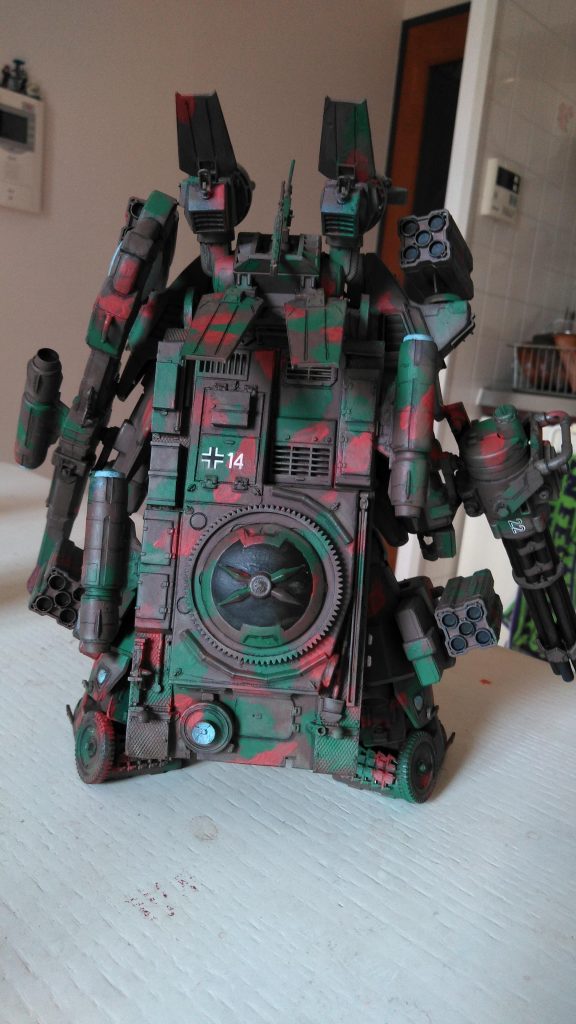 陸戦型→戦車っぽくしたい→戦車背負わしたらいんじゃね(・∀・)
てなわけで1/35のドイツII号戦車をまんま背負わせてます。
肩部のキャノンとその基部はGキャノンマグナのもの。