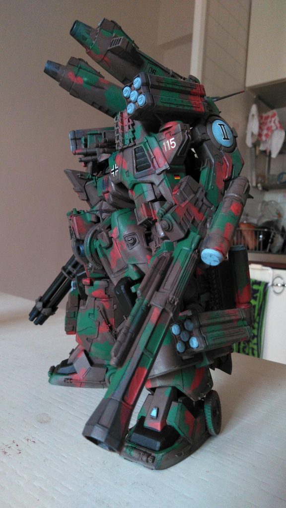 とことん地味にしても良かったですが、やはり差し色が欲しくなり、ところどころスモーキーブルーを。エッジは色鉛筆でなぞって強調してあります。