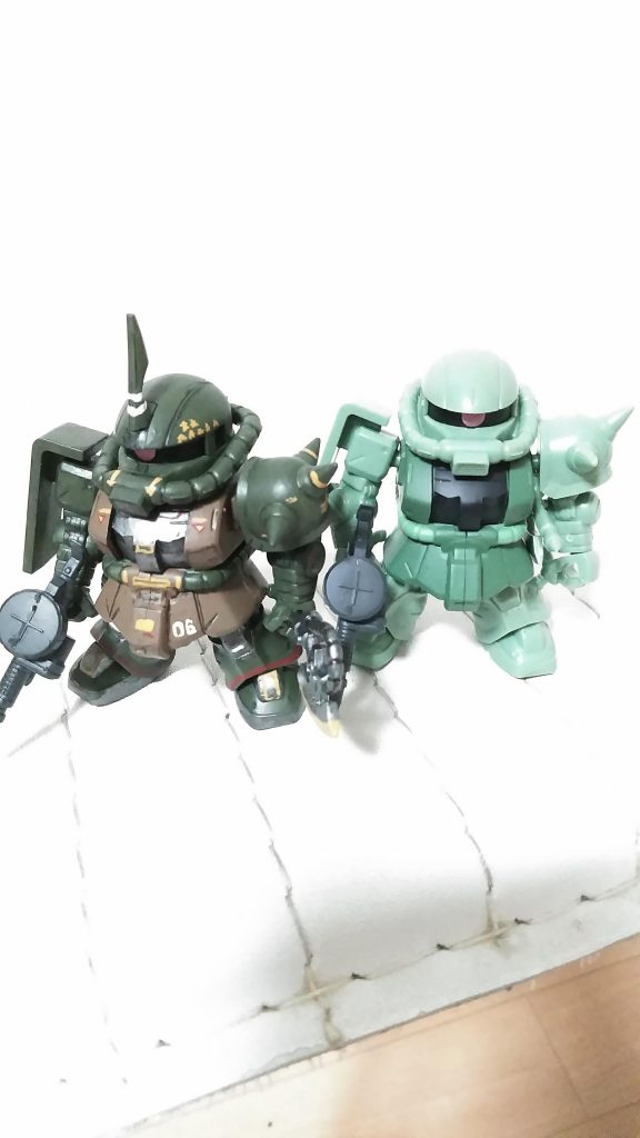 未塗装のザクと並べて。
このシリーズ、ディテールや頭身バランスがめちゃめちゃ好みです。