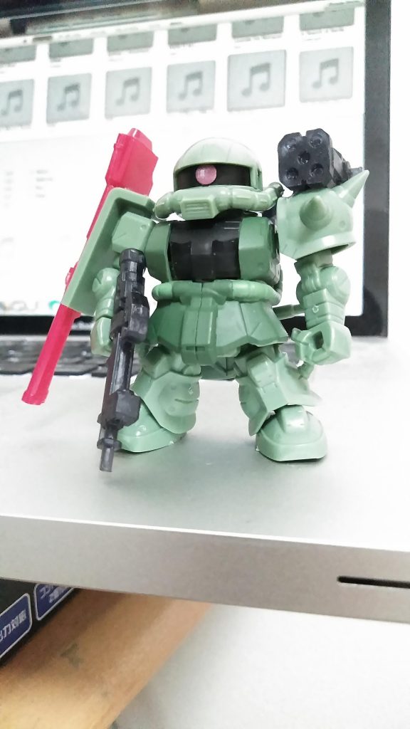 塗装前。
銃とミサイルポッドは破幻のジスタのもの。
シールドに懸架したバズーカは1/220リックディアスのもの。