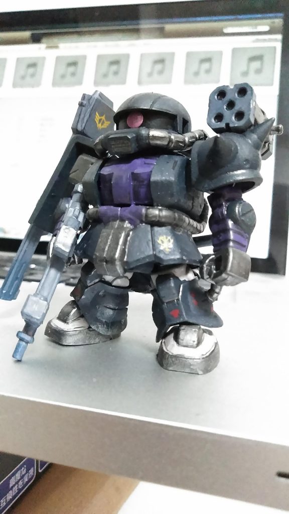 でも赤いワンポイントを置くことで、遠目にはそれっぽく見えますよね？(笑)