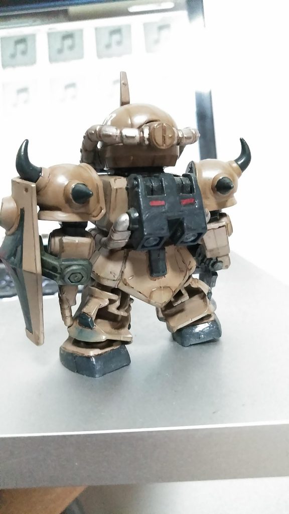 パイプはカッパー、ザクマシンガンは黒鉄色。ここまでぜんぶ水性ホビーカラー。