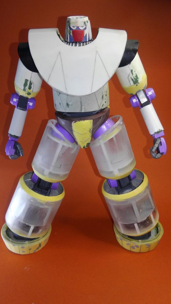 制作途中状態。脚のパーツは100均の調味料入れを使用しています。切断は大変ですが、プラ板を丸めて作るよりは精度が高くて、重宝します。腰の部分はHGゴッグのパーツを、頭部はギラドーガの脚のパーツを使用しています。