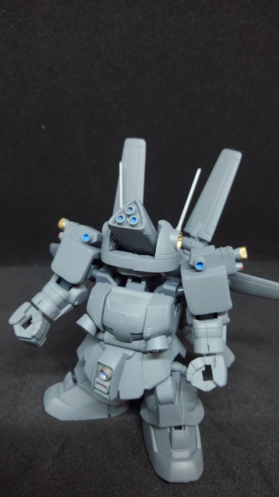 今回最大の改造部分である頭部は1ミリほど幅増しをして首部分を整えたのですが意外とSD頭として成立してくれました。
幅増ししてあるのでカメラ部分の接続は磁石に変更してあります。