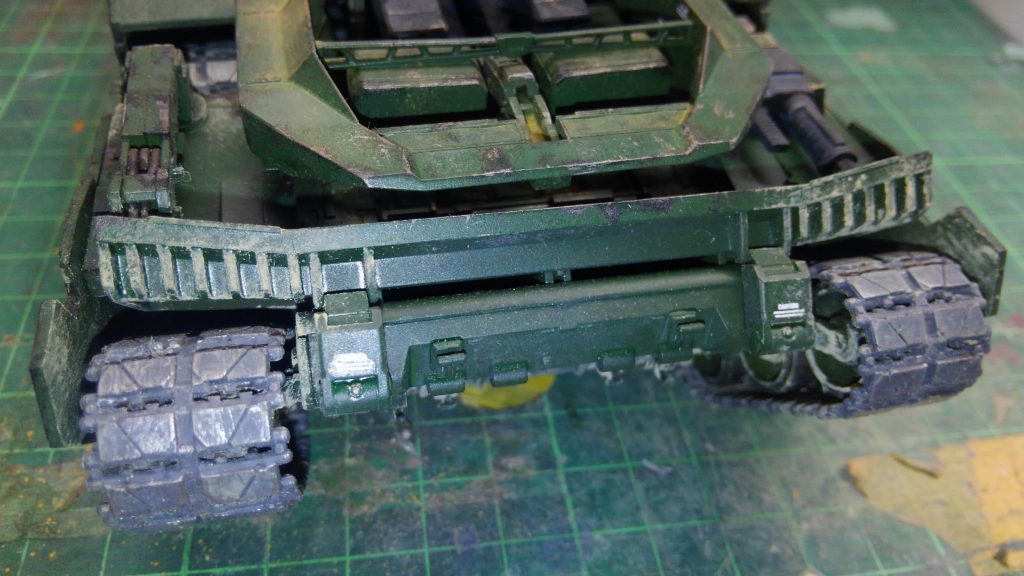 キャタピラはシルバーでドライブラシをして擦れた感じにしてます