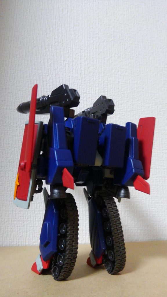 Gアーマーの特徴である「大口径ビームキャノン」「両側にシールド」「キャタピラ」「とりあえず付いてる羽根」を盛り込みました(合体はありませんが・・・)