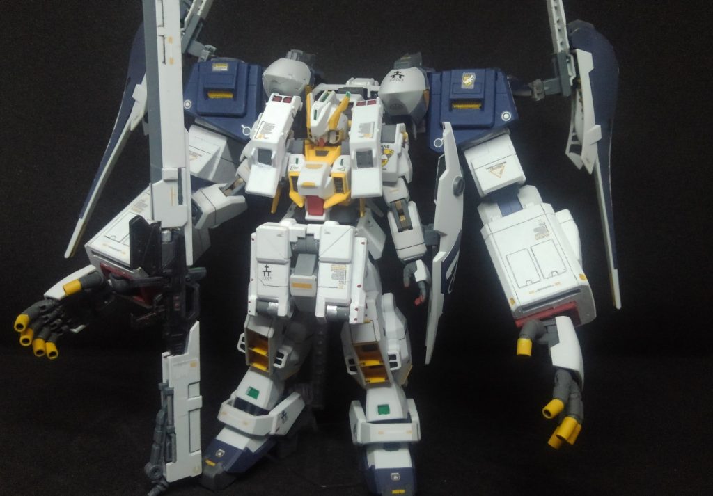 追加装備ギガンティック・アーム・ユニット。ここでフルドドⅡを固定装備として使ってしまったのでアウスラ・ラーⅡには出来ませんでした。
ギガンティック・アーム・ユニットが重すぎて自立出来ませんスタンド必須です。