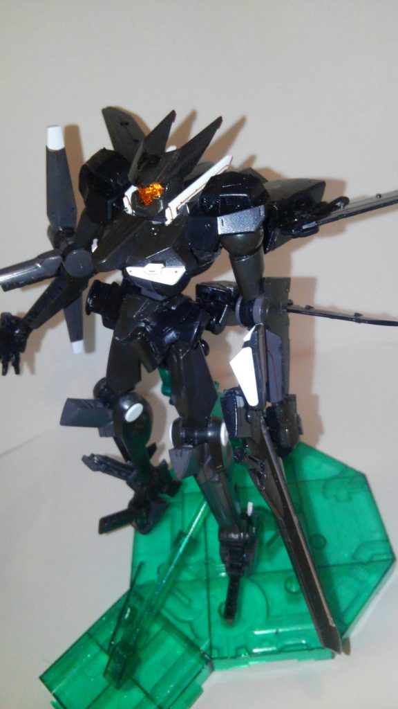 スプレー2缶使いきっただけあってピカピカしてます。
しかし設定からして機体強度に難があったけどプラモまで忠実に再現せんでも(TдT)
ええ、撮影の為にブンドドしてたら左肩アーマー基部と右手首がポッキリ逝きました。・゜・(ノД`)・゜・。