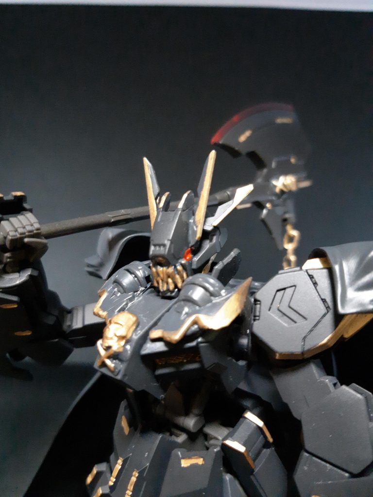 牙をエポキシパテで作ったのと、ジャンクパーツの角、胸のパーツもジャンク、ドクロはフルクロスのレジン複製です。