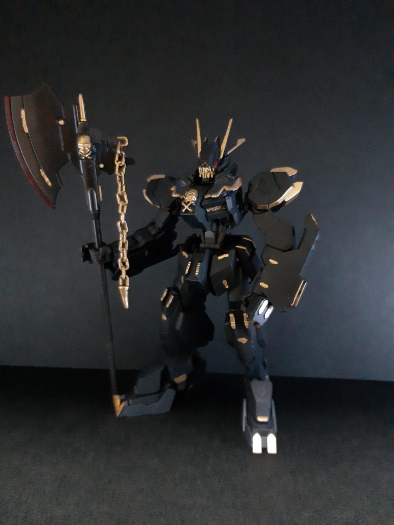 マントを外すと腰回りが寂しい。フィギュアの商品画像だとマッチョな人間みたいなデザインで、寄せるのは大改造になりそうだったので諦めました。