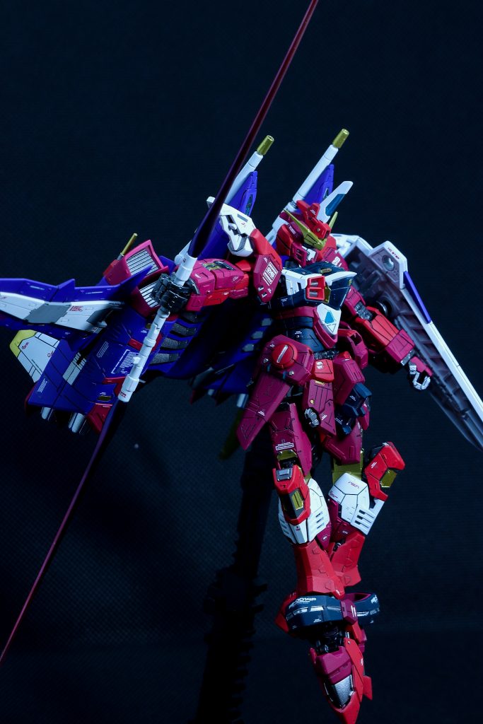 ポージングしてみました。腰アーマーや上半身のスジボリがよく見えると思います。ビームサーベルはキャンディ塗装で、紫～赤の四段階のグラデーション塗装でもあります。