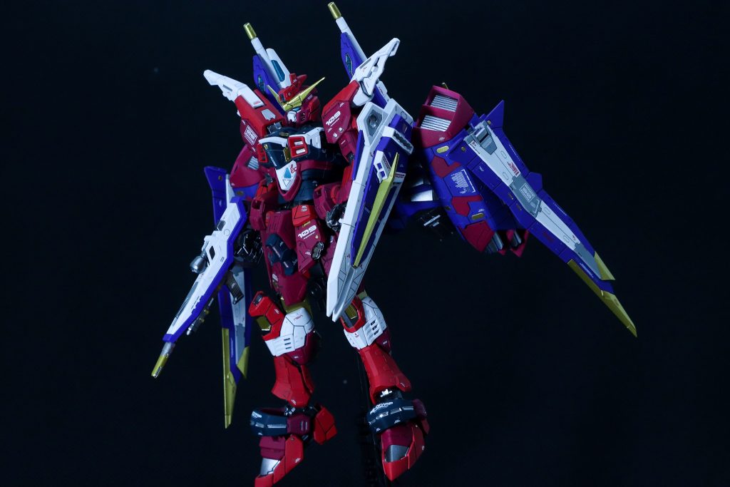 センサー部にメタリックグリーン系の色を使って差し色に。銃口やバックパック両側の翼、ひざなどのマスキング塗装を頑張ったのでそこを見てほしいです！
全体として落ち着いた艶消しとメタリックがどちらも引き立て合うような塗装を目指しました。