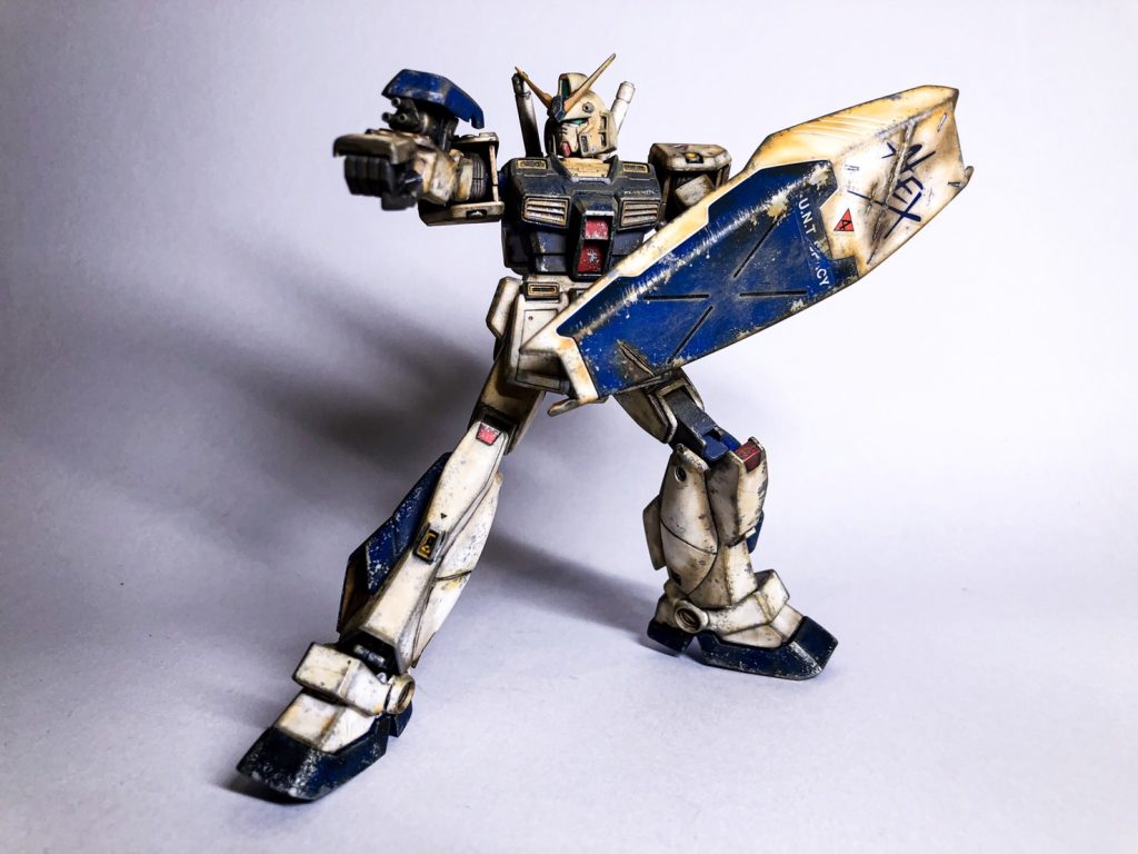 オーバースケールってなに。という感じで汚しすぎていますが…ｗ
楽しかったので良しとしています。

個人的に、地上で活躍してドロドロに汚れている、汚れそうな機体やシチュエーションが好きです。

アレックスは基本的に傷や汚れがあまりない作品が多いように思いました。
劇中でもあまり汚れることもなかったですしね。

そこで、汚れたアレックスを見たい。ウェザリングをやってみたい。
という気持ちで作ってみました。