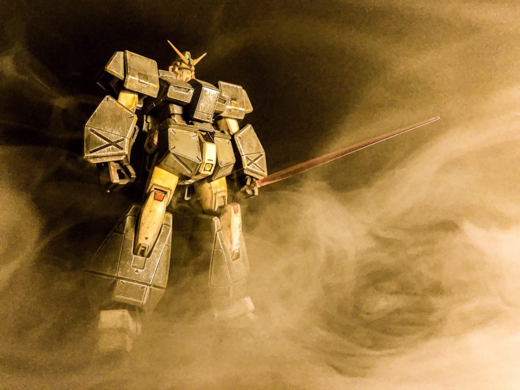 ガンプラ作ってみたらやってみたかったスモーク撮影。

VAPEというジャンルの電子タバコを用いてスモークを口から出しつつ撮影しました（）

これがなかなか難しく、要練習でしたねｗ

もうちょっといい感じに滞留してくれたらよかったのですが、
なかなかスモークが散るのが早く、酸素が来いという感じでﾋｨﾋｨしてましたｗ


****************************


そんな感じで制作したキットでしたが、やはり汚しすぎでしたね。

分かっちゃいつつも楽しくて止まらなくないですかウェザリングって（）
正直抑えられる気がしないので僕が作るキットはほぼこの作例に近い仕上がりになりそうな気がしますｗ

次回何か制作する際は、雨垂れ、油垂れ的なものを意識してやってみたいですね。

かつ、今回装甲裏側に何もしておらず写真に撮ると思いのほか目立ったので次回は装甲裏は何かしらあらかじめ塗っておきたいですね。



Twitterもあるので気軽にフォローなどしてやってください。

ありがとうございました～！