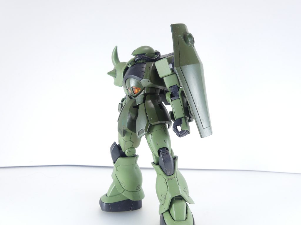 グフ・バサラ：グフ（R３５）をベースにカスタマイズされたキルシュのガンプラ。一年戦争後、ジオン残党軍があり合わせのパーツで稼働できるように設計したグフという設定。脚部はザクII、固定武装の大半は削除、動力パイプは内蔵式に変更されている。･･･と言うことで、新たにGBNにダイブしたキルシュ君のガンプラ･･･グフ・バサラです。ベースキットはグフR３５ですが、同キットの７割はリバイブグフです。足を変更しているため、３５っぽい部分は腰アーマーと腕アーマーの一部くらい。脚部はオリジン、シャア専用ザクIのもの（ザクII用脚部を先行して使用しているため紛らわしい）。