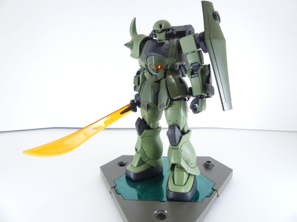 第54改「その日、再び光は灯る」その日、あいつの目に光が灯るのなら。～GBN内「日記」ログ。　DN（ダイバーネーム）・キルシュ・シリウスの記録～ー機体操作にも慣れてきたので、ようやくここに記録を残すことができます。誰が読むのか、って･･･分かりませんが、先生達にもこの興奮が伝われば良いかなと思い、このGBNに日記を残すことにしました。後で暇のあるときにでも読んでください。俺がGBNを始めたのは、俺の妹のためです。妹は、２年前、小学６年の時にかかった病気で･･･目が見えません。いまではわずかな光を感じる程度だそうです。現実世界の移動は、白杖を使った感覚だけが頼り。好きなガンダムについても、音と触覚で楽しむしかなくなってしまいました。妹は病院に通っているのですが･･･そんな時、耳にしたのです。GBN･･･ガンプラバトル・ネクサス・オンラインが、傷病者向けのリハビリ・娯楽における社会実証実験を行うことを。ご存じの通り、GBNは日々進化し、最近では搭乗者に感覚をフィードバックしてより実際のガンダム世界に近い遊び方が出来るそうです。今回の実証実験で国の許可が取れれば、GBNはさらなるステージに進めるらしくて･･･実際に現実世界では動けない人とかもプレイ中らしいです。俺の妹の通う病院も、その実験に参加する事になりました。勿論、妹は両手を挙げて答えています。「やってみたい、GBN」と。理論上は、仮想電脳空間であるGBNにダイブすれば、あらゆる障害は克服されるそうですから。･･･目の見えない妹はガンプラを作れません。だから、まずは俺が先行してダイブすることにしました。機体はこのグフ・バサラ。ジオン残党軍が使っているグフ･･･って設定です。妹は目が見えなくなるまでは多くのガンダム作品を一緒に見た仲です。どんな機体が妹に合うのか、この先行ダイブ期間で確かめてみたいと思います。･･･それにしても、GBNの空は青かった。凄い世界だなと、思いました。･･･その時あいつは、どんな顔をするでしょうかー