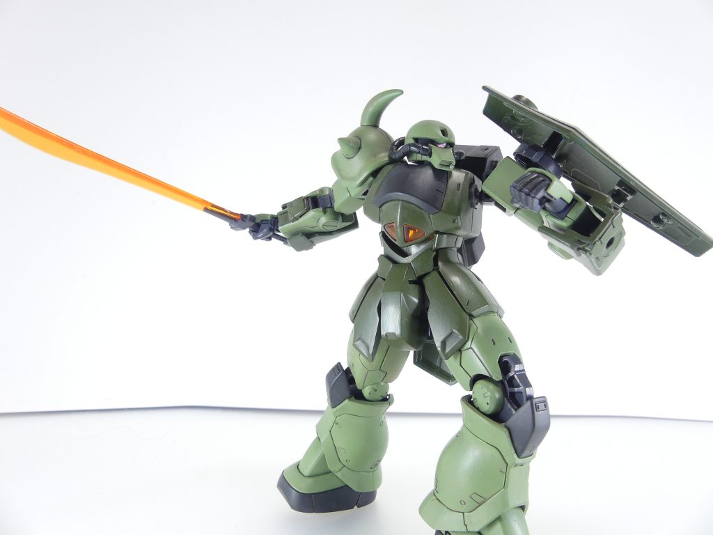 ヒート・サーベル：同機の現状唯一の武装（キルシュがGBN内の武装加減をあまりよく解っていなかったのと設定上の問題）。赤熱させた刃で相手を切り裂く格闘武装。シールド：肩の追加ハードポイントや腕アーマーに装備可能のシールド。裏にヒート・サーベルを懸架。量産ザク色はあまり塗ったことがなくちょっと新鮮でした。濃い部分はMr.カーキグリーン、淡い部分はMr.エアクラフトグレイグリーン（最近単体発売されている奴）。中身はリバイブ＆オリジンなので良く動きます。