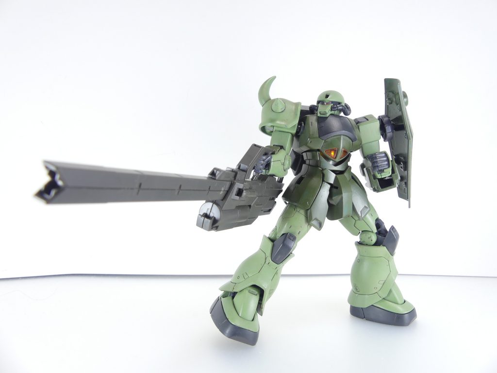 ビルドカスタム：出来たガンプラに武装などを追加して楽しむ遊びのこと。いわゆる「カスタマイズ」と同義。もちろん、ミッションで拾ってきたパーツデータをガンダムベースで実際のパーツに変換したりもしています。IBAオプションセット７から大型レールガン。これをテストしていたダイバーがいることを彼はまだ知りません。