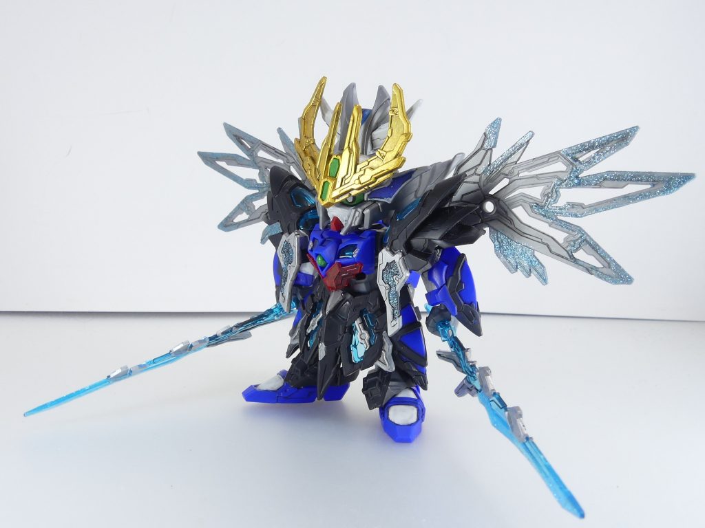 [ブログではこちら。](https://solphis2.blog.fc2.com/blog-entry-1117.html)商品概要など。前から。カラーレシピはこちら。特記していない場合Ｍｒ．カラー。白：ガンダムカラーＭＳホワイト青：ガンダムカラーＭＳブルー銀：シルバー黒：ジャーマングレー（目部分のみつや消しブラック）金：ゴールド+ガイアスターブライトゴールド緑：デイトナグリーン+特色常磐グリーン青クリアの部分はクリアパーツ。翼先端、肩アーマー前面など青くラメで光っている部分は･･･今回初めてミニデモネイルを使用してみました。詰まるところ爪用のラメ入りネイルです。本来「ポケプラジャーニー」用に買っておいたものですが使い勝手を確かめたかったこともあり。ネイル筆由来のむらが出たり下地は透けますが塗膜としては良好です。