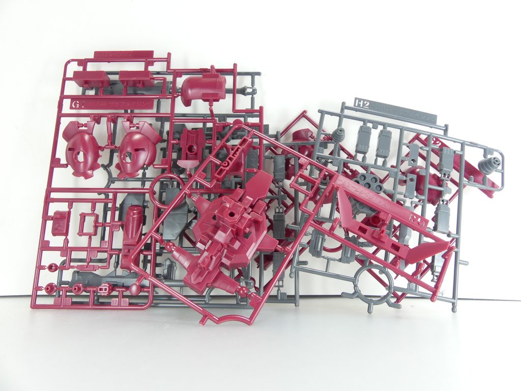 初期HGBCは500円のビルドブースター・700円のアメイジングブースターが同時発売され、それぞれなんというか・・・のちの600円・800円HGBCよりもお得な仕様のような気がします。このランナー数。・・・ただしパーツ数と使い勝手は別であり、「ザクアメの増加装甲」すべて、特に脚部までもを支援メカにするというある意味トンデモな編成はどちらかと言えば「使いにくい」部類に当たるのでした。