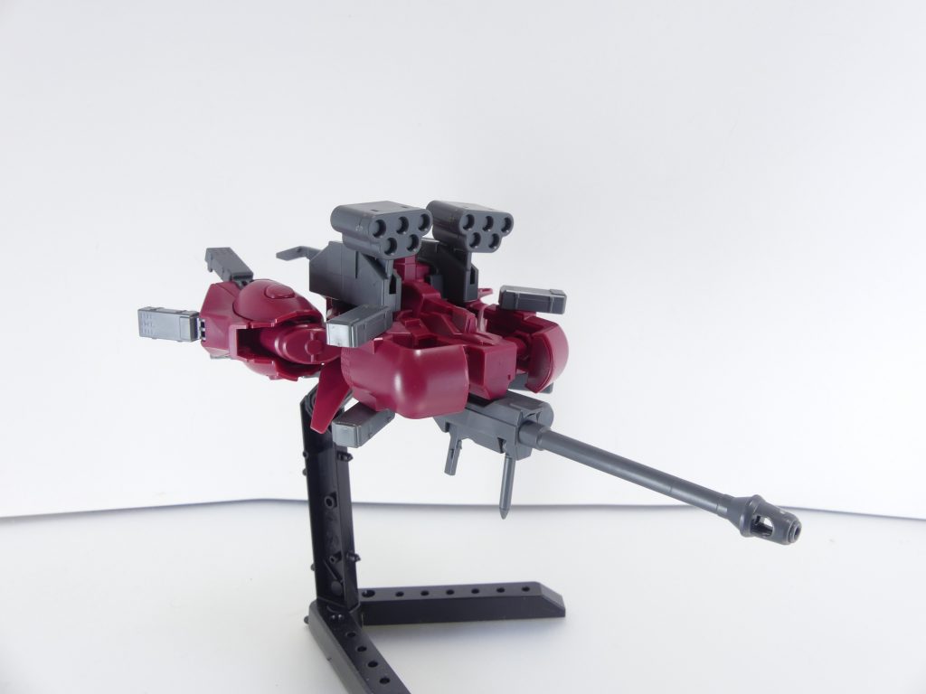 アメイジングブースター:ザクアメイジングの機体各部の装甲・武装を一つにまとめる事で支援メカとして運用可能。分離した機体は武装・装甲の多くを失うが機動性が向上すると言われる。実際のガンプラバトルでは本体大破後の「脱出システム」としても利用された。なお、アメイジングは「メイジン進行形」の意。ガンダムチャンネルでちょうど良くやっていた「ビルドファイターズ」を見直してみたら・・・「本体が爆発した後飛んでいく増加装甲→どこかからやってくる中央パーツ→合体」というなんだか凄い流れ。劇中の仕様とキットの設定が一致していない流れと言うのは当時から・・・なのかな。写真の汎用スタンドは付属しませんが、中央パーツの底面には3ミリ穴があります。また、ロングライフルは機体下面と上面で装着位置を選択可能です。